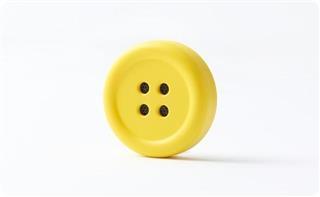 ペチャットはボタンの穴の部分がスピーカーになっている。側面にマイク、背面にスイッチと充電ケーブル差し込み口がある