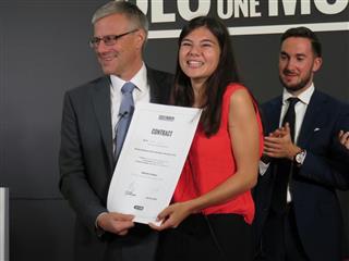 ２０１６年のＣＥＯＦＯＲＯＮＥＭＯＮＴＨに選ばれた女性とともに撮影に応じるアラン・ドゥアズ氏（左）