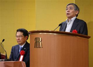 関西の各経済団体との懇談会で挨拶する日銀の黒田東彦総裁（左は大阪商工会議所の尾崎裕会頭）＝２６日午後、大阪市北区（恵守乾撮影）