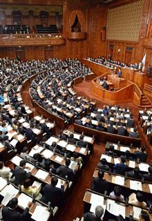 第１９２臨時国会が召集され、衆院本会議で所信表明演説をする安倍晋三首相＝２６日午後、国会（斎藤良雄撮影）