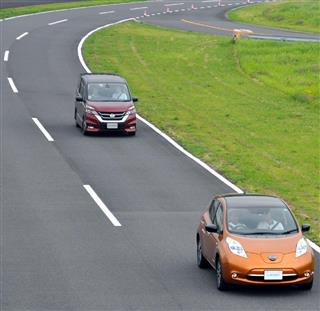 自動運転モードで追従走行する日産の新型「セレナ」（後方の車）、前方は「リーフ」＝神奈川県横須賀市