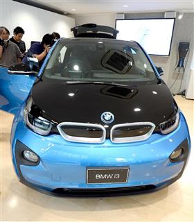 BMWが改良を加えた電気自動車「i3」=27日、東京都港区(伴龍二撮影) BMWが改良を加えた電気自動車「i3」=27日、東京都港区(伴龍二撮影)