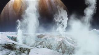 氷の表面から水とみられるものを噴き出すエウロパの想像図。奥に見えるのは木星（ＮＡＳＡ提供・共同）