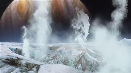 氷の表面から水とみられるものを噴き出すエウロパの想像図。奥に見えるのは木星（ＮＡＳＡ提供・共同）