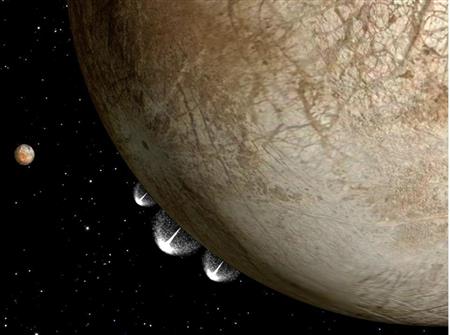 水とみられるものを噴き出すエウロパの想像図。左に見えるのは木星の別の衛星イオ（ＮＡＳＡ提供・共同）