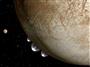 水とみられるものを噴き出すエウロパの想像図。左に見えるのは木星の別の衛星イオ（ＮＡＳＡ提供・共同）