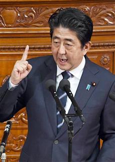 弟１９２臨時国会が召集され、衆院本会議で所信表明演説する安倍晋三首相＝２６日午後、国会・衆院本会議場（宮川浩和撮影）