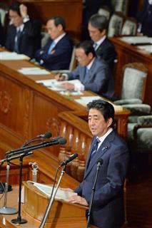 第１９２臨時国会が召集され、衆院本会議で所信表明演説をする安倍晋三首相＝２６日午後、国会