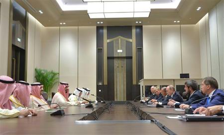 中国・杭州での２０カ国・地域（Ｇ２０）首脳会議に合わせ、ロシアのプーチン大統領はサウジアラビアのムハンマド・ビン・サルマン副皇太子と会談し、原油価格の安定に向けて意見を交換した＝９月４日（ＡＰ）