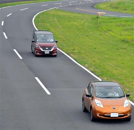 自動運転モードで追従走行する日産の新型「セレナ」（後方の車）＝７月１３日、神奈川県横須賀市