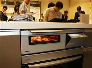 パナソニックが発売するＩＨクッキングヒーター＝２８日、東京都港区（宇野貴文撮影）