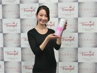 トリンプ・インターナショナル・ジャパンが10月5日に発売する「化粧品下着」を着たモデルの川辺優紀子さん=27日、東京都千代田区 トリンプ・インターナショナル・ジャパンが10月5日に発売する「化粧品下着」を着たモデルの川辺優紀子さん=27日、東京都千代田区