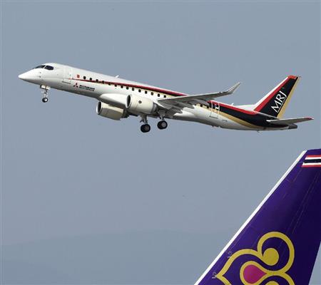米国での飛行試験に向け北海道・新千歳空港を離陸するＭＲＪ＝２７日午前
