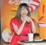 マック新製品発表会でベーコンポテトパイを食べる高橋みなみ＝２８日、新宿区（高橋朋彦撮影）