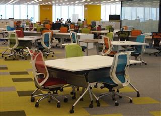 ヤフーが１０月１日から業務を始める新本社のオフィススペース＝東京都千代田区