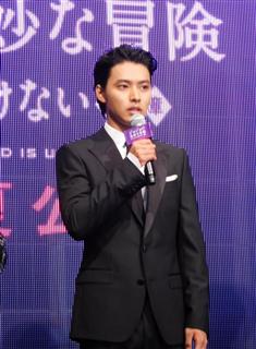 映画「ジョジョの奇妙な冒険」の会見に出席した主人公役の山崎賢人=東京・赤坂 映画「ジョジョの奇妙な冒険」の会見に出席した主人公役の山崎賢人=東京・赤坂