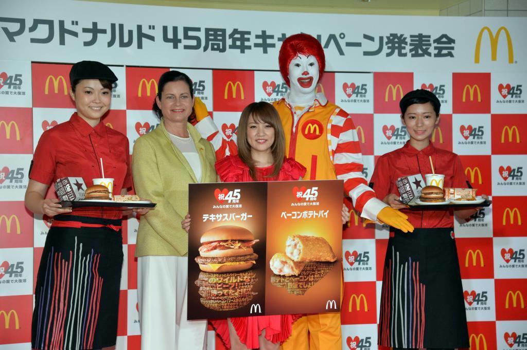 「日本マクドナルド４５周年キャンペーン発表会」に出席した高橋みなみさん（左から３人目）とサラ・エル・カサノバ日本マクドナルド社長兼ＣＥＯ（同２人目）＝東京都新宿区