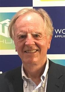 インタビューに応えるジョン・スカリー氏＝２８日、東京都港区