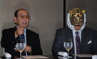 「１０・７昭和の新日本プロレスが蘇る日」のイベント開催を発表する実行委員長の新間寿氏（左）と初代タイガーマスク＝９月３０日、東京・帝国ホテル