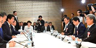 経済財政諮問会議に臨む安倍晋三首相（左側手前から３人目）ら。右端は経団連の榊原定征会長＝３０日午後、首相官邸（斎藤良雄撮影）