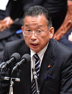 衆院予算委員会の平成２８年度第２次補正予算案について、民進党の緒方林太郎氏のい質問に答える山本有二農水相＝３０日午後、国会・衆院第１委員室（斎藤良雄撮影）