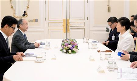 会談するソフトバンクグループの孫正義社長（左から２人目）と韓国の朴槿恵大統領（右手前）＝３０日、ソウルの青瓦台（聯合＝共同）