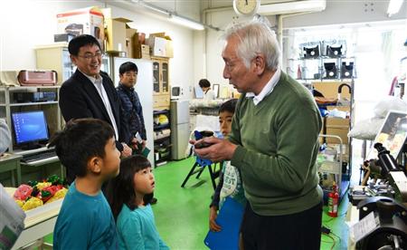 昨年のオープンファクトリーで説明を熱心に聞く子供たち（ＯＯＦ実行委員会提供）