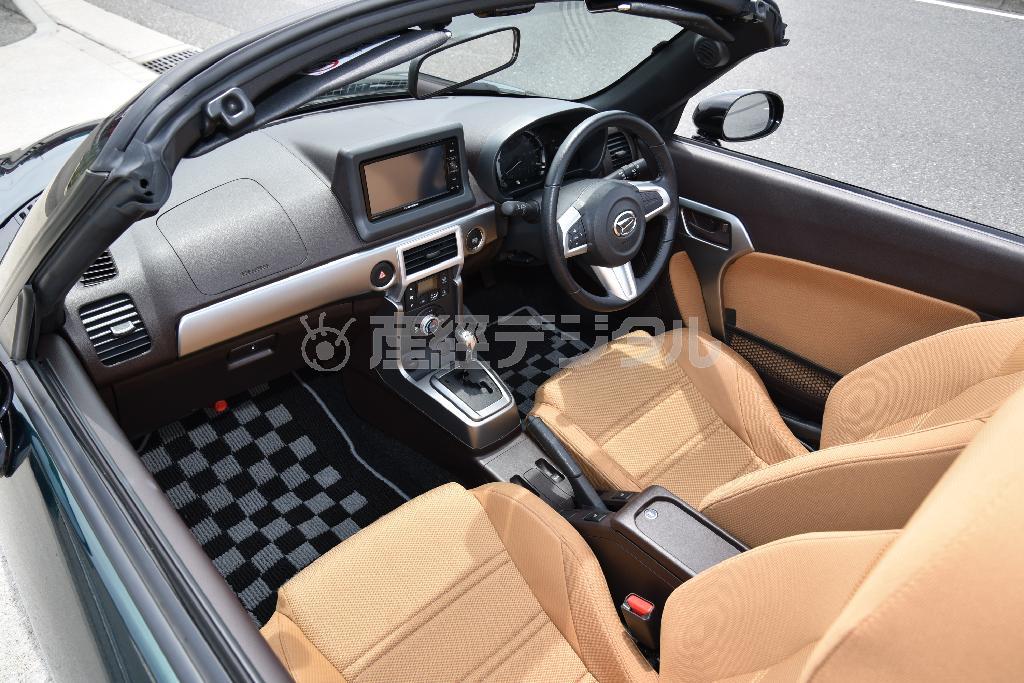 お世辞にも広くはないが、意外とゆったりできるキャビン。普段使いで屋根を閉めていても圧迫感は少ない。ダイハツ・コペンセロ