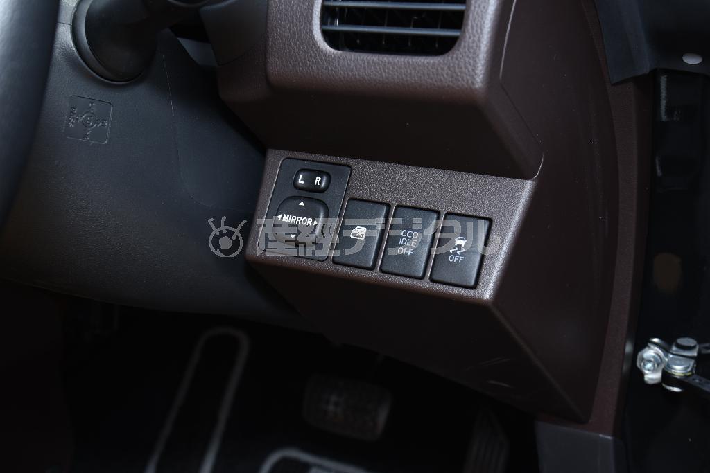 ハンドルコラム右横に電動ミラーなどのスイッチ。ダイハツ・コペンセロ