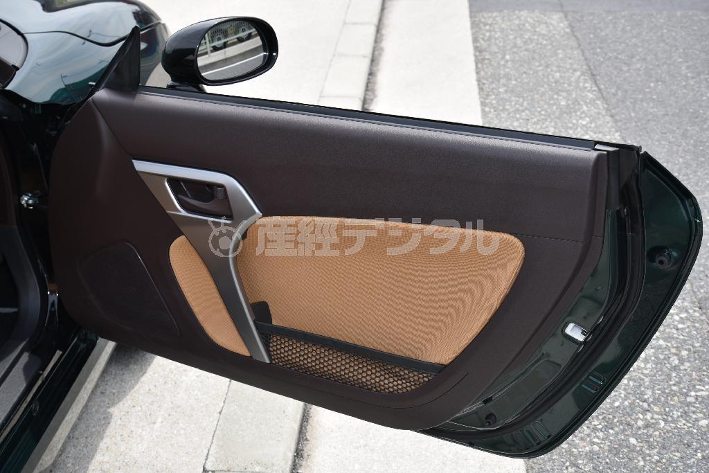 このドアの端の角度！乗り降りする度にスポーツカーを実感できる。ダイハツ・コペンセロ