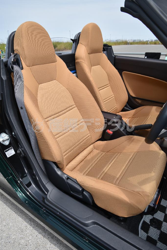 ボディカラーとの対比がおしゃれなキャメルのシート。ダイハツ・コペンセロ