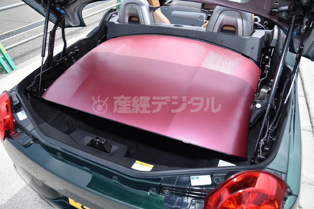 トランク内にはドドーンとハードトップが。この下に若干の収納スペースがあるにはあるが、ごく小さな荷物しか積めない。ダイハツ・コペンセロ