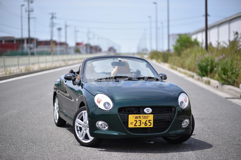 こうして他のクルマと並べずに斜めから見ると、黄色いナンバーがなければ軽には見えないスタイリッシュなボディデザイン。ダイハツ・コペンセロ