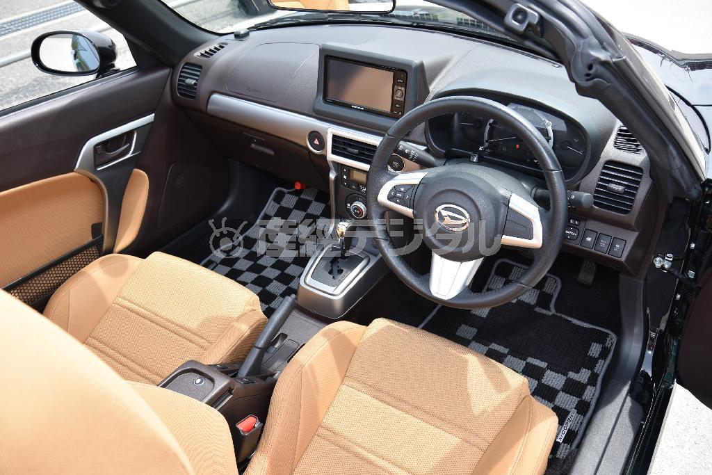 こんな角度から撮影できるのはオープンカーならでは。ダイハツ・コペンセロ