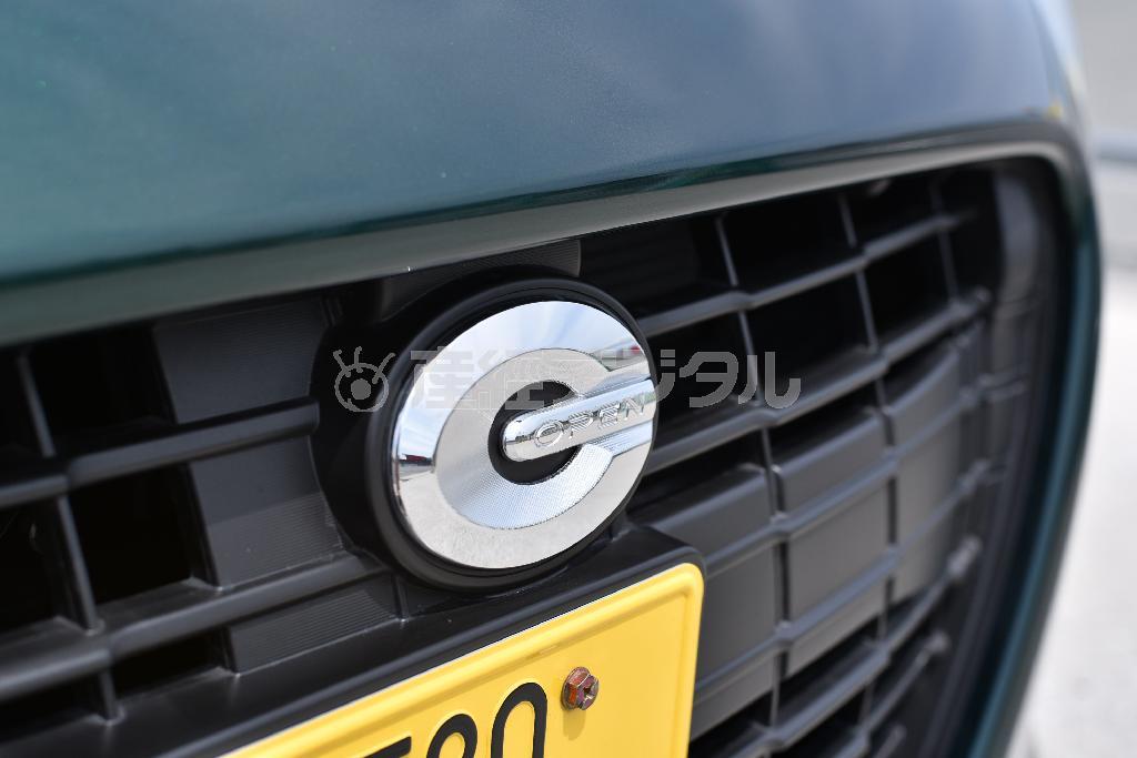 車名の頭文字「Ｃ」をモチーフにしたフロントグリルのエンブレム。ダイハツ・コペンセロ