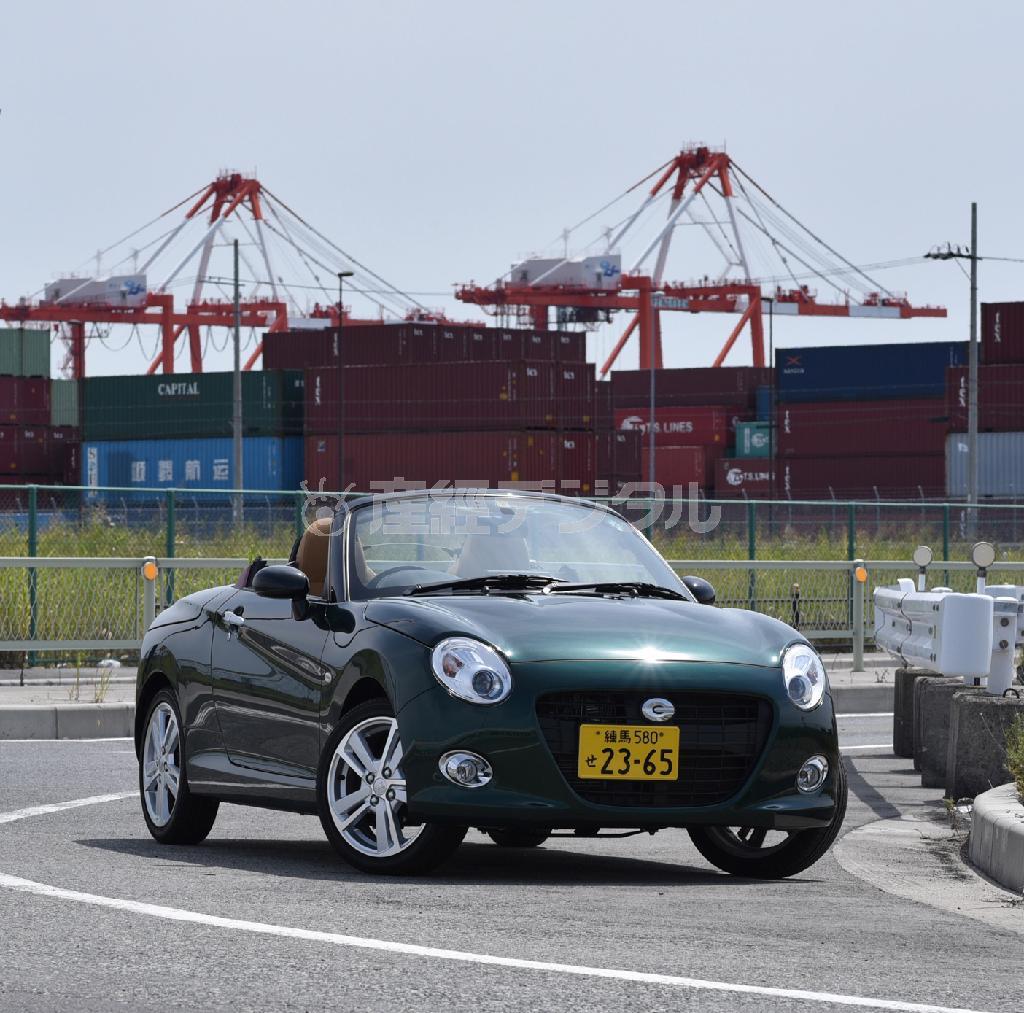 ガントリークレーンが立ち並ぶ、大阪港の夢洲コンテナターミナルをバックに。ダイハツ・コペンセロ