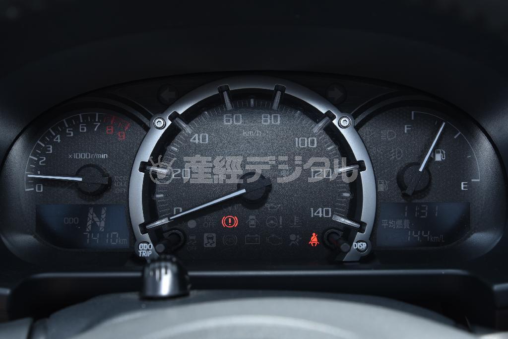 スポーティーな３眼アナログメーター。左下には液晶のシフトポジション表示も。ダイハツ・コペンセロ