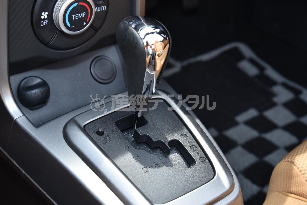 ゲート式のＣＶＴシフトレバー。Ｄレンジから右に倒すとＳモード、そこから前後に動かすとマニュアルモードに切り替わる。意外にメカニカルな感触がうれしい。ダイハツ・コペンセロ