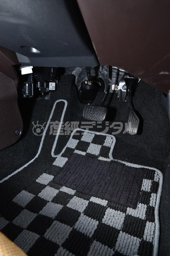 ＣＶＴなので当然２ペダル。ダイハツ・コペンセロ