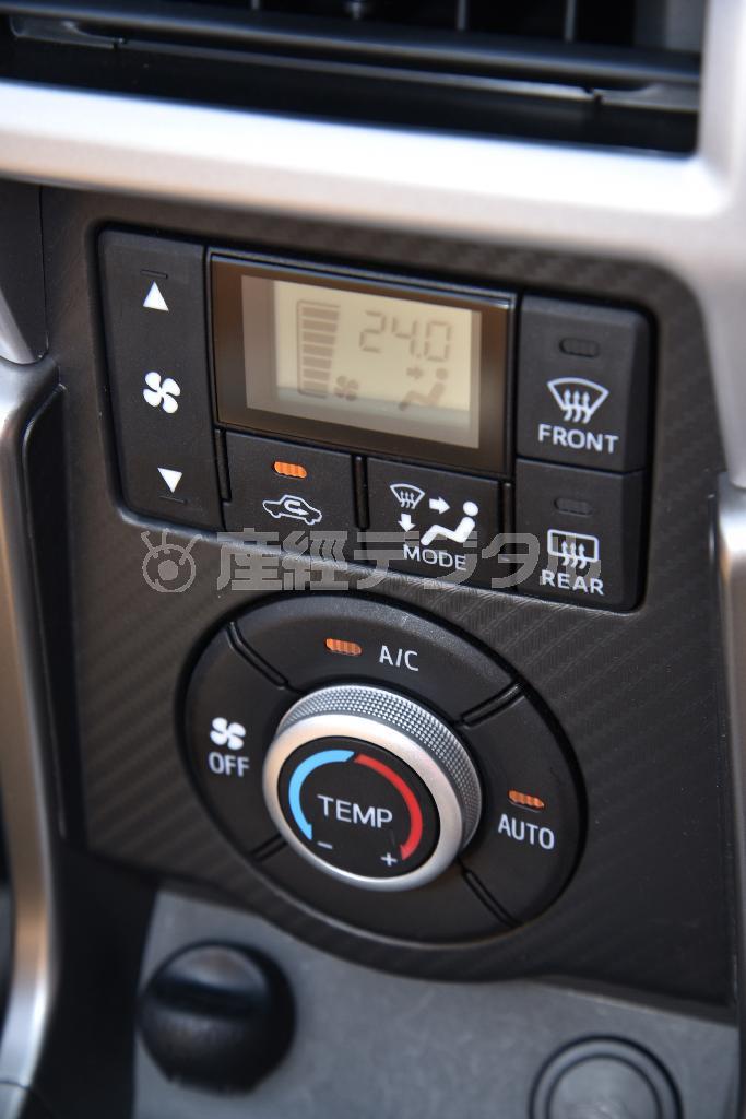 わかりやすくまとまった空調のスイッチ類。ダイハツ・コペンセロ