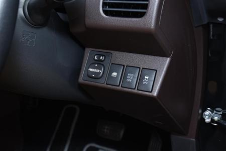 ハンドルコラム右横に電動ミラーなどのスイッチ。ダイハツ・コペンセロ