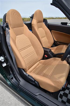 ボディカラーとの対比がおしゃれなキャメルのシート。ダイハツ・コペンセロ