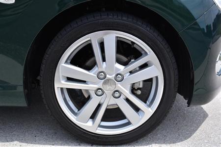 タイヤサイズは前後とも１６５／５０Ｒ１６と軽自動車としては径が大きい。スポーツ性をアピールする外観上のポイントにもなっている。ダイハツ・コペンセロ