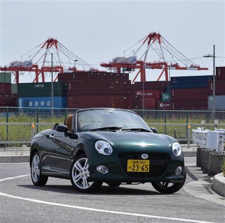 ガントリークレーンが立ち並ぶ、大阪港の夢洲コンテナターミナルをバックに。ダイハツ・コペンセロ