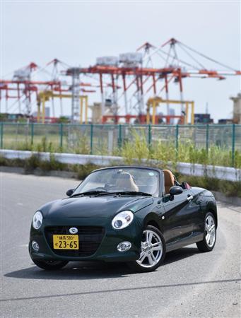 大阪港の夢洲コンテナターミナルをバックに。ダイハツ・コペンセロ