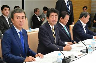 経済財政諮問会議に臨む（左から）石原伸晃経済再生担当相、安倍晋三首相、麻生太郎副総理兼財務相ら＝３０日午後、首相官邸