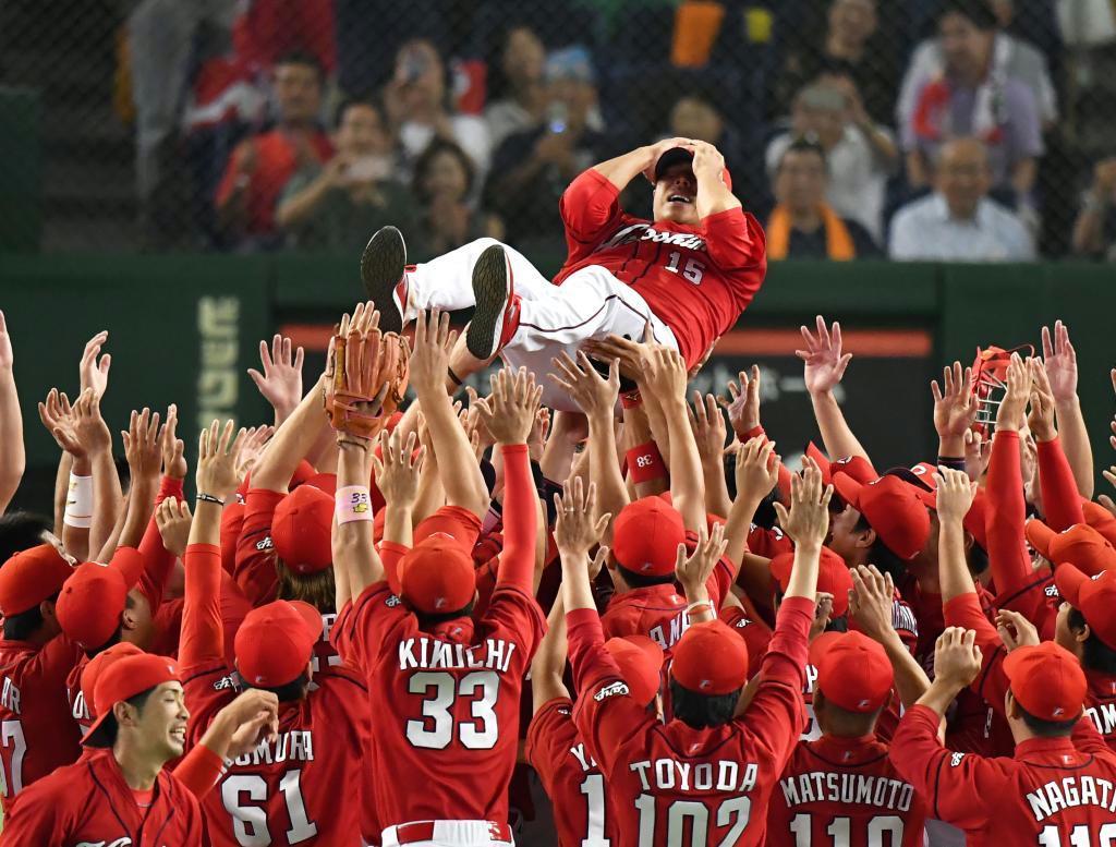 優勝を決めて仲間に胴上げされる広島の黒田博樹投手＝９月１０日夜、東京ドーム