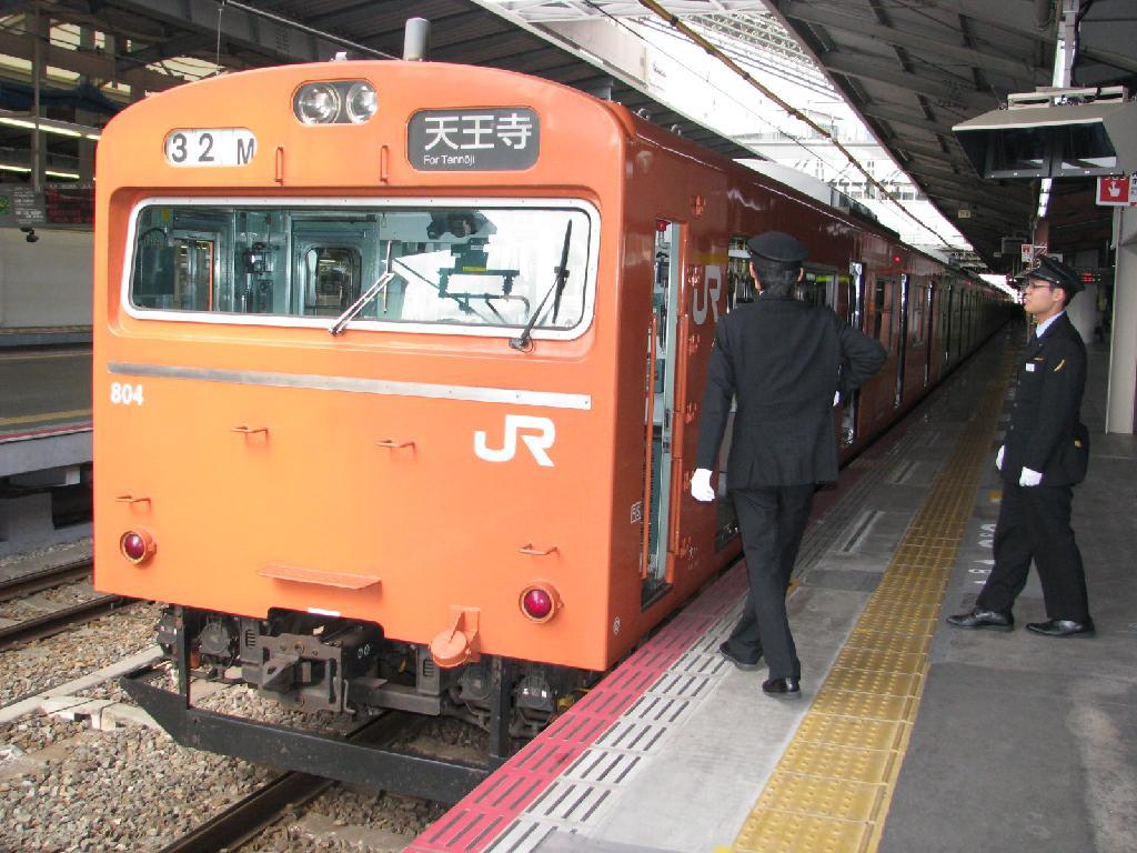 新型車両の導入に伴い、順次姿を消すことになった「１０３系」。関西在住者にとってなじみ深いオレンジ色の車両はＪＲ大阪環状線のシンボルだった＝大阪市北区のＪＲ大阪駅