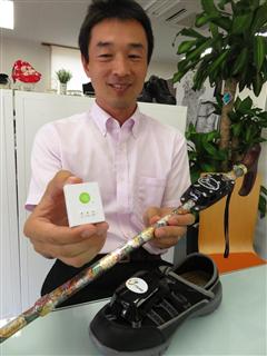 アーバン福祉用具が開発した機器「ｉＴＳＵＭＯ」。同社が制作した専用カバーで靴の甲やつえに装着することができる＝広陵町