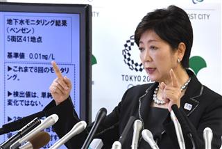 定例会見で、豊洲市場の盛り土問題の内部調査結果などを報告する、小池百合子東京都知事＝３０日、東京都新宿区の東京都庁（寺河内美奈撮影）